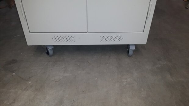 Computerkast / Industriele PC kast op 4 zwenkwielen.