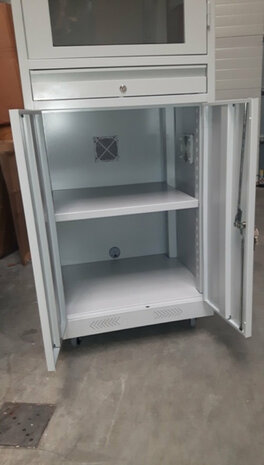 Computerkast / Industriele PC kast op 4 zwenkwielen.