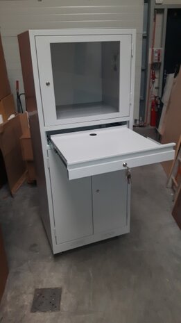 Computerkast / Industriele PC kast op 4 zwenkwielen.