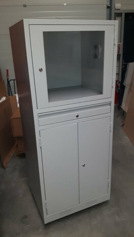 Computerkast / Industriele PC kast op 4 zwenkwielen.